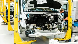 Künstliche Intelligenz kann künftig in vielen Bereichen der Industrie eingesetzt werden, beispielsweise für die Steuerung automatisierter und teilautomatisierter Prozesse.

 (Fraunhofer IFF, Andreas Süß)