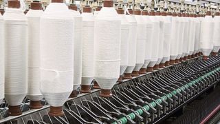 Endprodukt der Vorspinnmaschine: Die so genannte Flyerlunte auf Spulen aufgewickelt. Dank der USV-Funktionalität der Pxt-Geräte läuft der Prozess auch bei instabiler Stromversorgung problemlos ohne Garnrisse. (Michael Koch)