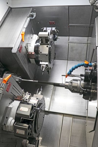 Von der Stange bis zum Fertigteil in einer Aufspannung – das kompakte Drehzentrum Biglia «BMX 45Y2» verfügt über zwei Revolver, zwei C- und zwei Y-Achsen. (Bild: Teamtec)