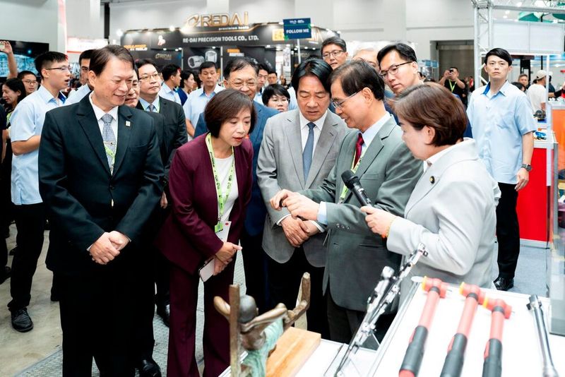 Following the opening ceremony, Taiwan President Lai Ching-te tours the exhibition floor—accompanied by Alan Hsieh (Chairman of THTMA), Legislator Ho Hsin-tsun, and Legislator Yang Chiung-ying—engaging directly with Taiwanese exhibitors to learn about high-quality hand tools and smart manufacturing innovations. (Source: Lanza International )