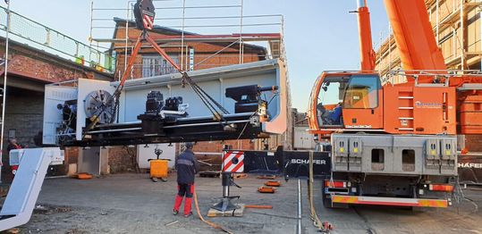 Geliefert wurde die neue Maschine nicht in einem Stück, sondern in Einzelteilen. Geliefert wurde die neue Maschine nicht in einem Stück, sondern in Einzelteilen.