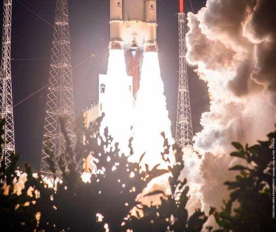 Blick auf eine startende Ariane-Rakete und vor allem auf das brodelnde Triebwerksystem. Leider sehen sich Raketenentwickler gezwungen, gewissem Druck zu begegnen. Es geht wieder mal ums liebe Geld! Forscher aus Augsburg setzen deshalb auf den 3D-Druck, um ihnen zu helfen ...(Bild:  ESA / CNES / Arianespace)