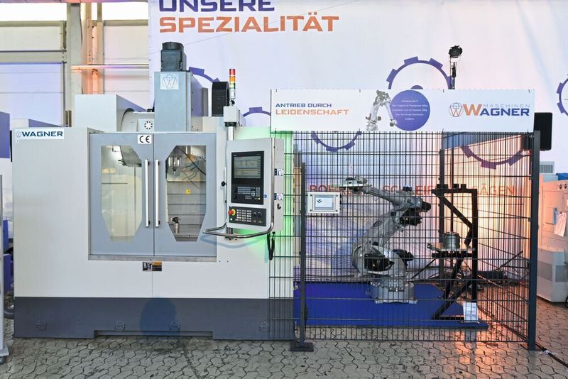 Dieses modular aufgebaute Bearbeitungszentrum samt Roboter war das Highlight der Neuentwicklungen auf der Hausmesse des Maschinenbauunternehmens Maschinen-Wagner Werkzeugmaschinen am 11. November in Renchen. In seiner finalen Ausbaustufe kann der Anwender damit 20 Stationen und bis zu 40 Paletten nutzen. (TJT Company)