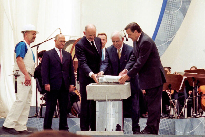 Die Grundsteinlegung der Gläsernen Manufaktur in Dresden vollzog Piëch 1999 gemeinsam mit dem damaligen Bundeskanzler Gerhard Schröder und Sachsens Ministerpräsident Kurt Biedenkopf. (Volkswagen)