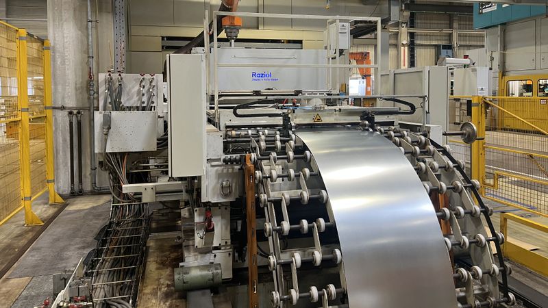 Im Presswerk in Traunreut, wo unter anderem Blechteile für Backöfen gefertigt werden, setzt BSH bei der Bandbefettung auf Raziol. (Bild:  Raziol)