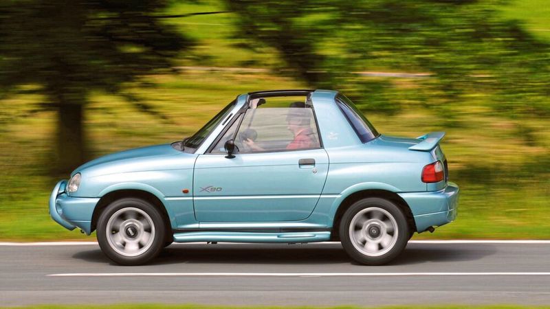 Lifestyle-orientierte Kunden bedient Suzuki mit dem Vitara X-90. Das Fun Car wird bei seiner Präsentation auf der 56. Internationalen Automobil-Ausstellung (IAA) von der Fachpresse als „avantgardistisch“ und „futuristisch“ gepriesen. Verdient hat sich der 3,71 Meter lange X-90 das Lob vor allem durch seine konsequente Auslegung als Zweisitzer und das herausnehmbare zweigeteilte Glasdach.  (Bild: Suzuki)