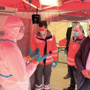 Christian Buske (rechts), Geschäftsführer der Firma Plasmatreat GmbH, im Gespräch mit Mitgliedern der Schnelleinsatzgruppe CBRN(E) des BRK-Kreisverbandes Haßberge.