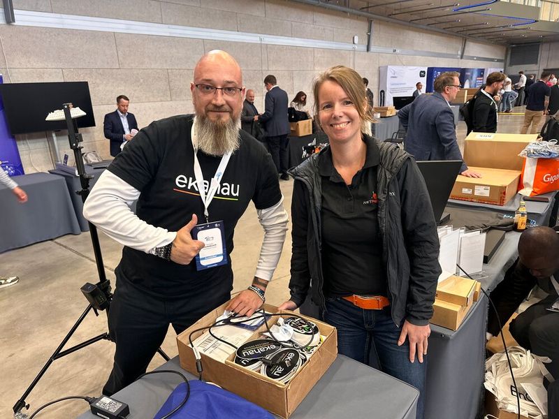 Thorsten Leckebusch und Sabrina Schmetter (NetPeppers) haben ihren Stand ruckzuck zusammen gepackt.  (Bild: Vogel IT-Medien GmbH)