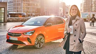 Den Opel Corsa gibt's als Benziner- und Elektrovariante. Ersterer dürfte bald ausgedient haben.  (Bild: Opel )