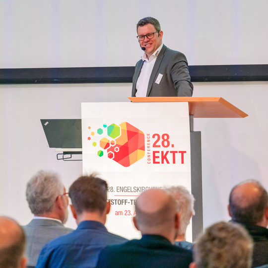 Begrüßung und Eröffnung des EKTT durch Peter Barlog: In seinem Impulsvortrag zur systematischen Produktentwicklung mahnte der Barlog-Geschäftsführer, Potenziale bei Kosten und Nachhaltigkeit nicht durch zu späte Partnerintegration zu verschenken.(Bild:  Barlog)