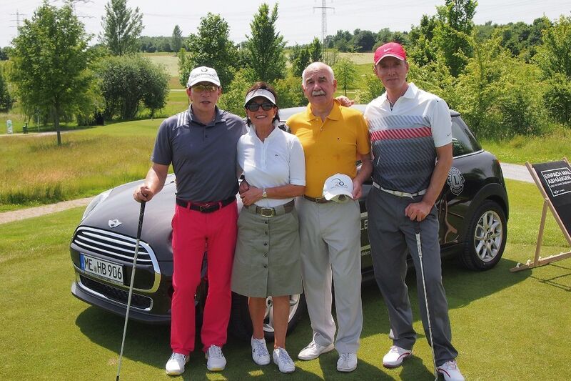 Zum zweiten Mal unterstützte das Autohaus ein Charity Golfturnier des Lionsclubs, bei dem 8.500 Euro zugunsten von Kinderhilfsorganisationen zusammenkamen. (Brandenburg)
