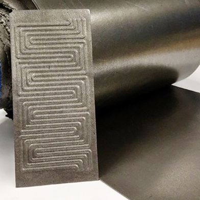 Polymer-Compound-Folie als Ausgangmaterial zur Fertigung kostengünstiger und leistungsfähiger Bipolarplatten für die Wasserstofferzeugung. (Bild: Fraunhofer Umsicht)