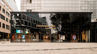 Ein Store, in dem es nur um die Marke Porsche geht: Der Hersteller startet am Stammsitz Suttgart mit einem neuen Standortformat. (Bild: Porsche)