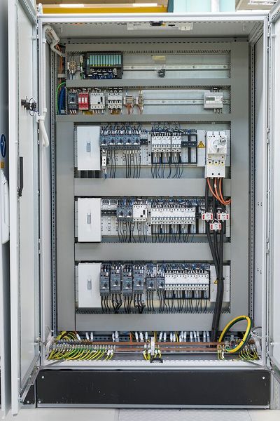 Im Leistungsschrank von Siemens laufen Energiezuführung und Überwachung der gesamten Nietzelle zusammen. (Premium Aerotec)