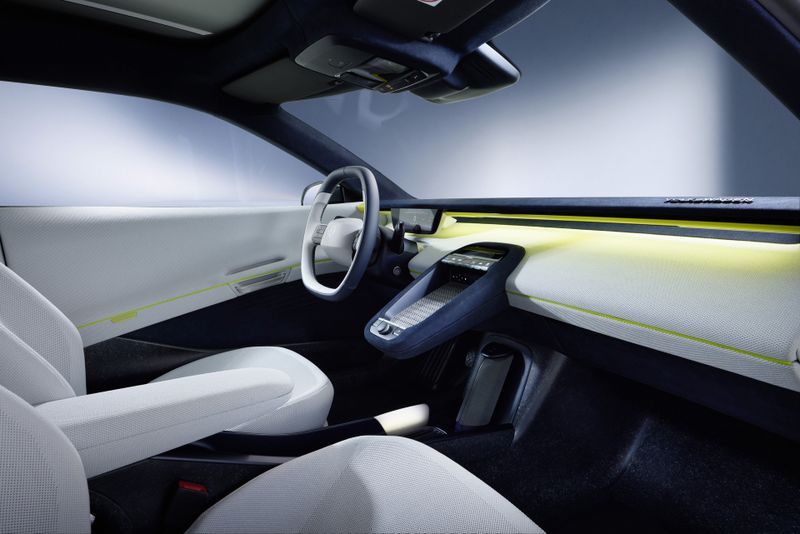 The cockpit has been significantly streamlined. The absence of an infotainment system, for example, reduces the vehicle's weight. (Source: Volkswagen AG)
