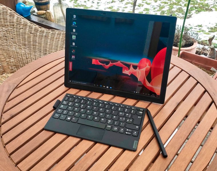 Ist das Tablet komplett aufgeklappt, dann kann es auch aufgestellt werden. Das X1 Fold wird so zu einem 13-Zoll-All-in-One-PC. (Vogel IT-Medien)