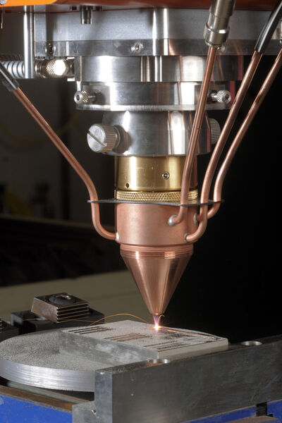 Mit dem Laser-Pulverauftragsschweißen lassen sich beispielsweise neue Bauteile generieren. (Bild: ILT)