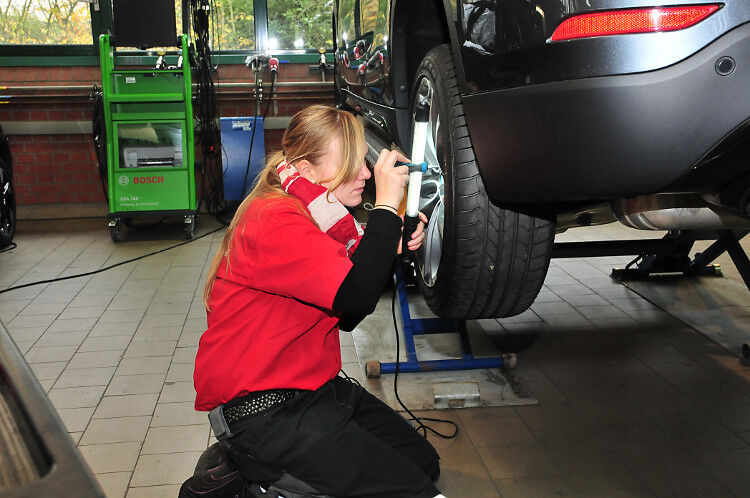 Ann-Kathrin Arkenau aus Niedersachsen forscht nach dem Grund, warum die Handbremse des BMW X 1 nur einseitig zieht. (Foto: Schmidt)