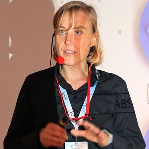 Irena Heuzeroth vom SKZ Peine zeigte, wie additiver Werkzeugbau mit 3D-gedruckten Werkzeugeinsätzen für den Spritzguss kürzere Entwicklungszeiten, flexible Lieferketten und nachhaltige Prozesse unterstützen kann.(Bild:  Maschinenmarkt/rw)