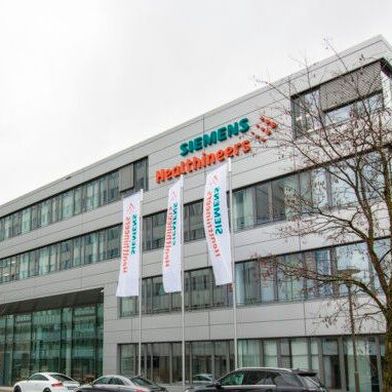 Die Abspaltung von Siemens Healtnineers vom Mutterkonzern ist schon länger in der Planung. Jetzt gibt es aus München neue Informationen, wie die Trennung vollzogen werden soll ... (Bild: Siemens)