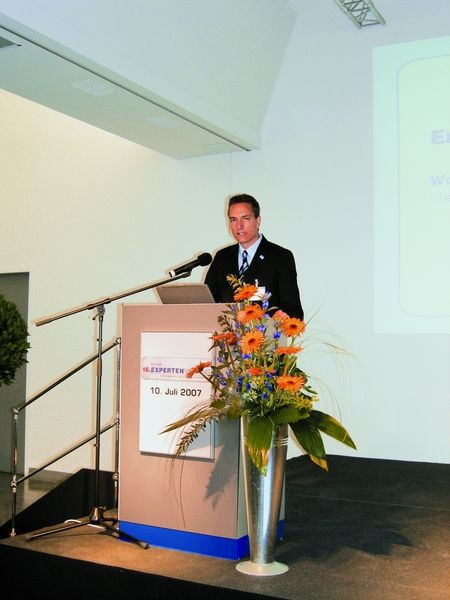 Wolfgang Michel, »kfz-betrieb«-Chefredakteur begrüßte die Teilnehmer zum 16. Expertenmeeting Karosserie-Instandsetzung. (Archiv: Vogel Business Media)