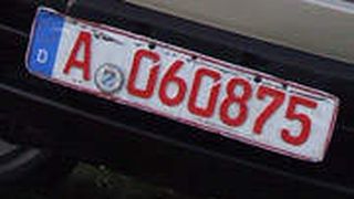 Mit neuen Regeln will der Bundesrat Händlern die Nutzung roter Kennzeichen wieder erleichtern. ( )