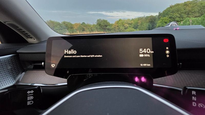Neben dem großen Touchscreen in der Mittelkonsole gibt es im Volvo ES90 noch ein Fahrerinformationsdisplay und ein Head-up-Display. Dadurch muss der Fahrer nicht den Blick von der Straße abwenden. (Bild: Mauritz – VCG)