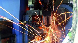 Bild 1: Bei allen Hartbearbeitungsverfahren, hier im Bild das Hartwirbeln einer Kugelgewindespindel, besteht die Gefahr von Schleifbrand. Er kann mit Hilfe des sogenannten Barkhauseneffekts zerstörungsfrei geprüft werden. (Archiv: Vogel Business Media)