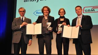 Bei der feierlichen Preisübergabe von links: GBM-Präsident Prof. Dr. Nikolaus Pfanner, die Preisträger Dr. Matthias Selbach und Prof. Dr. Petra Dittrich sowie Dr. Bodo Eickhoff, Marketing-Leiter bei Roche Applied Science  (Bild: LaborPraxis)