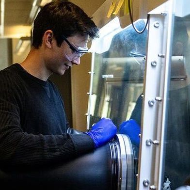 Graduate student Alexander Arnette working in the lab of Jonathan Kuo, assistant professor of chemistry in the Penn State Eberly College of Science. (Source: Jaydyn Isiminger/ Penn State)