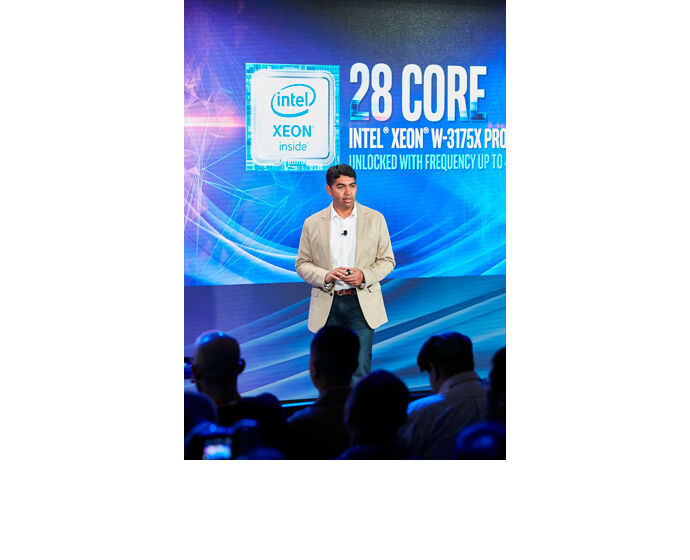 Anand Srivatsa, Intel VP und General Manager für Desktop, Systems und Channel in der Client Computing Group, stellt den Xeon W-3175X der Öffentlichkeit vor. (Intel)