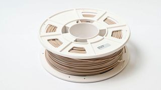 Das Hochleistungsfilament Infinam PEEK 9359 F ist mit einem Durchmesser von 1,75 mm in Naturfarbe auf 500-Gramm-Spulen erhältlich. (Evonik)