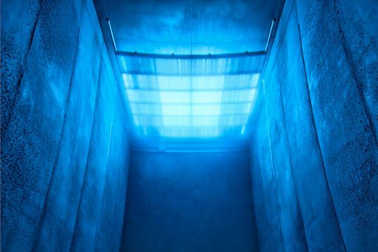 Die Quellenwand in der BGS-Gammanlage: Herzstück der Strahlensterilisation für sichere und effiziente Bearbeitung sensibler Produkte. (Bild:  Markus Steur/BGS)