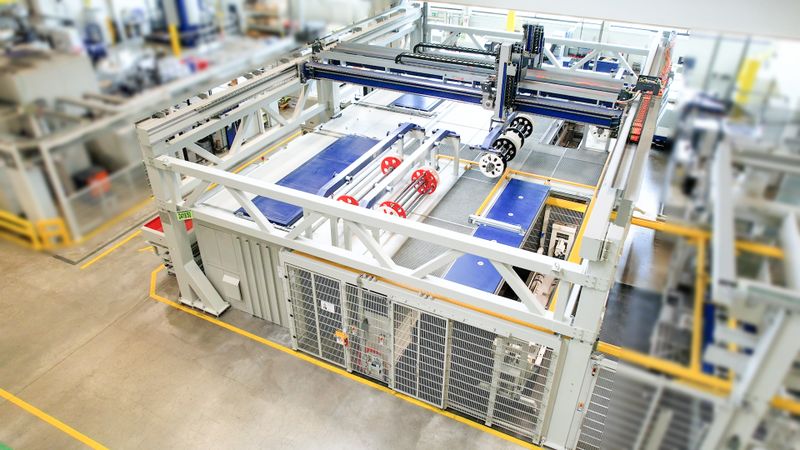 The fully automated polishing cell consists of two trough vibrators, a  cleaning system, the loading station, and a fully automated Z 1000 centrifuge. Parts are transported via a gantry system.(Bild:  Rösler Surface Technology)