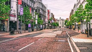 Menschenleere Straße im Mai 2020 in Belfast, Nordirland (gemeinfrei, K. Mitch Hodge)