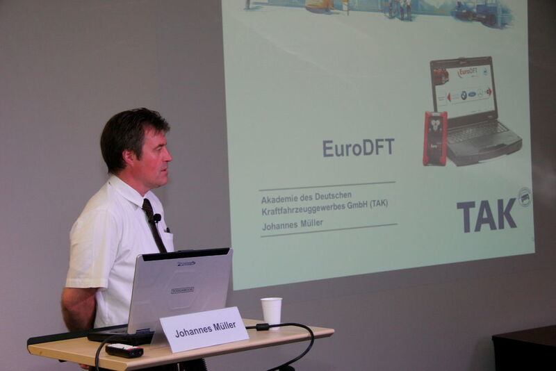 Johannes Müller (TAK) führte in die Geheimnisse des Mehrmarkendiagnosetolls Euro-DFT ein. (Klasing)