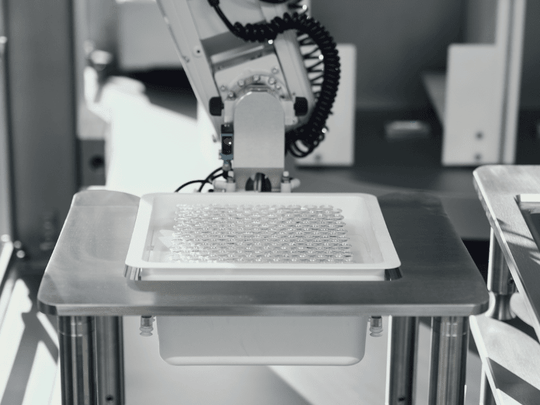 Die Anwendung stellt die geordnete Entnahme und Rückführung der empfindlichen Pharmaprodukte aus den Nestverpackungen sicher.  (Bild:  Robotronic / Mitsubishi Electric)