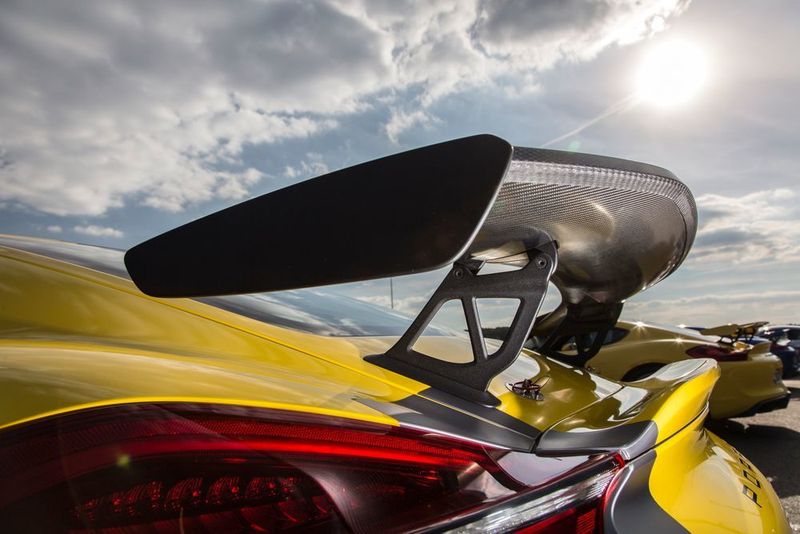 Der Heckflügel aus Carbon sorgt für Abtrieb an der Hinterachse. (Porsche)