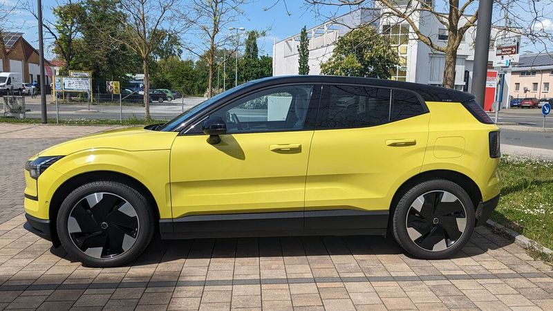 2. Die Abmessungen: Der Volvo EX30 ist mit einer Länge von gut 4,2 Metern ein typischer Vertreter der Kompaktklasse. (Bild: Simon – VCG )