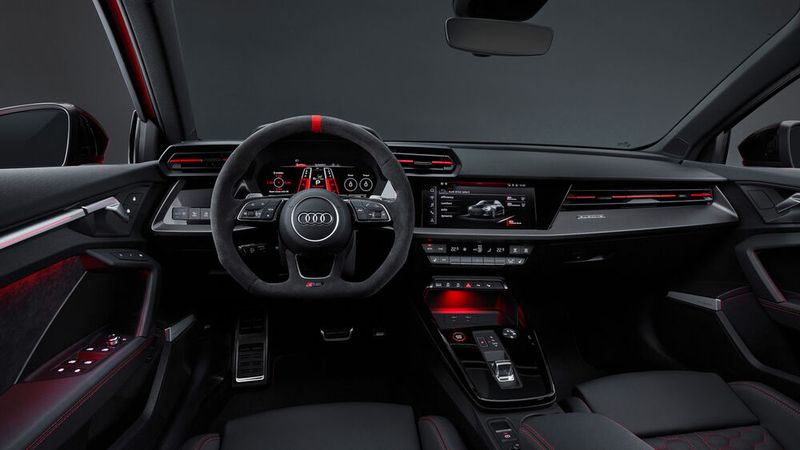 Sehr sportlich eingerichtet: Der Innenraum des neuen RS3. (Bild: Audi)