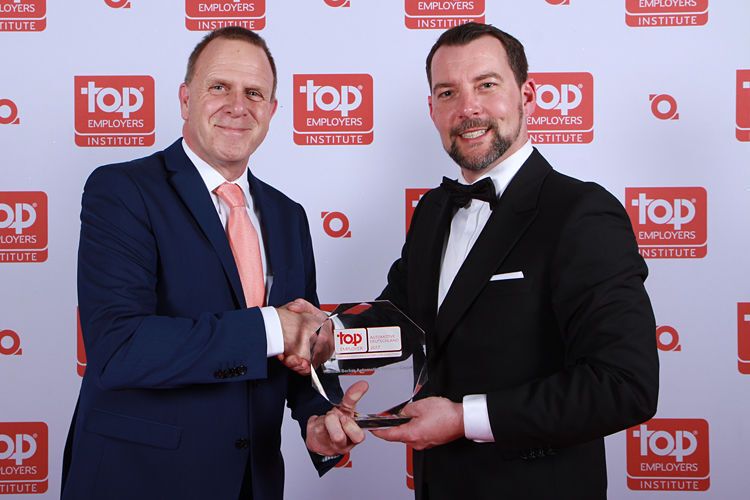 Dr. Udo Hüls, Geschäftsführer der Harman Becker Automotive Systems GmbH (l.), mit Steffen Neefe, Country Manager DACH beim Top Employers Institute. (Top Employers Institute)