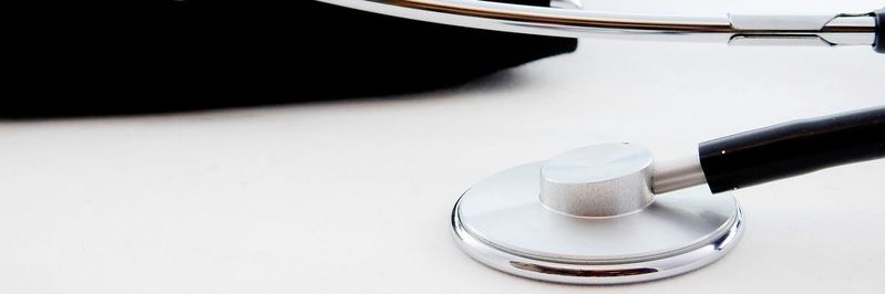 Mit dem Stethoskop können Ärzte die Schwingungen auf der Körperoberfläche aufspüren. Künftig soll ein Radar-System die Herztöne detektieren. (Bild:   / CC0)