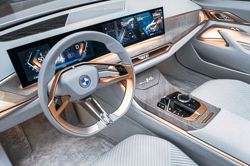 Der Innenraum soll ebenfalls schon recht seriennah sein – das breite Display wird im i4 so kommen. (BMW)