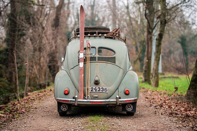 ... inklusive eines Original-Dachträgers sowie einem Paar hölzerner Ski, die sogar zwei Jahre mehr als der Käfer auf dem Buckel hatten. (Sotheby's)