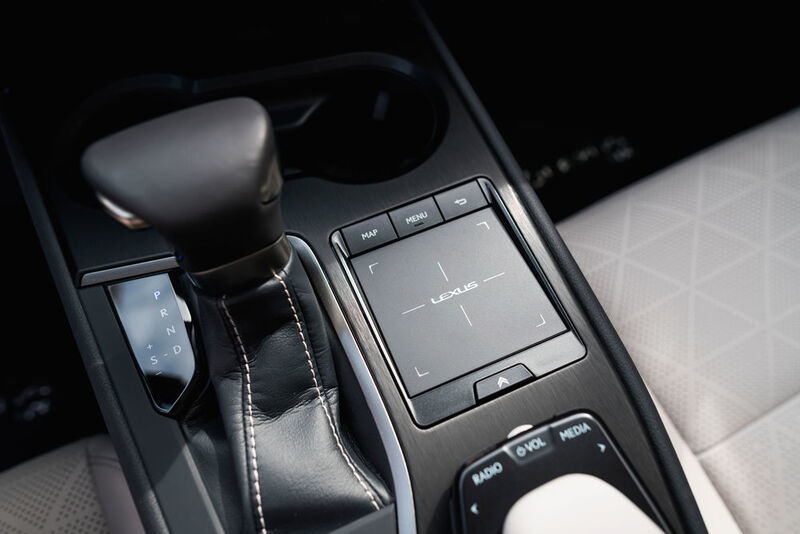 Das Touchpad auf der Mittelkonsole zur Bedienung arbeitet zumindest bei moderatem Fahrtempo genau und gibt mit leichten Vibrationen Rückmeldung. (Lexus)