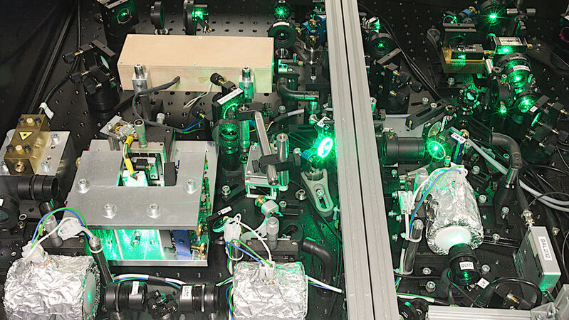 Makroskopischer Tischaufbau komplexer Lasersysteme in einer optischen Atomuhr.