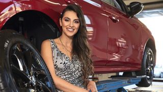 Suzanna beim Reifenwechsel im Häusler-Schauraum in der Landsberger Straße.  (Bild: Bela Raba)