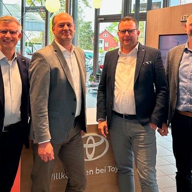 Das erweiterte Führungsteam von S+K (v.li.): Mathias Süchting, Geschäftsführer, Lars Schroeder, Gesamtserviceleiter, Jan-Patrick Hirschfeld, Gesamtverkaufsleiter Toyota, und Carsten Schulz, Geschäftsführer.  (Bild: S+K)