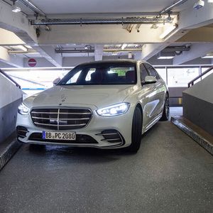 Videokameras erkennen freie Parkplätze, überwachen den Fahrkorridor und dessen Umfeld und erfassen Hindernisse oder Personen.(Bild:  Daimler)
