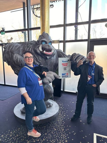 Patricia Hillebrand und Sebastian Nölting (RNT Rausch) haben den besten Bodyguard, denn nicht nur ihre Storage-Lösungen sind grandios. (Bild: Vogel IT-Medien GmbH)